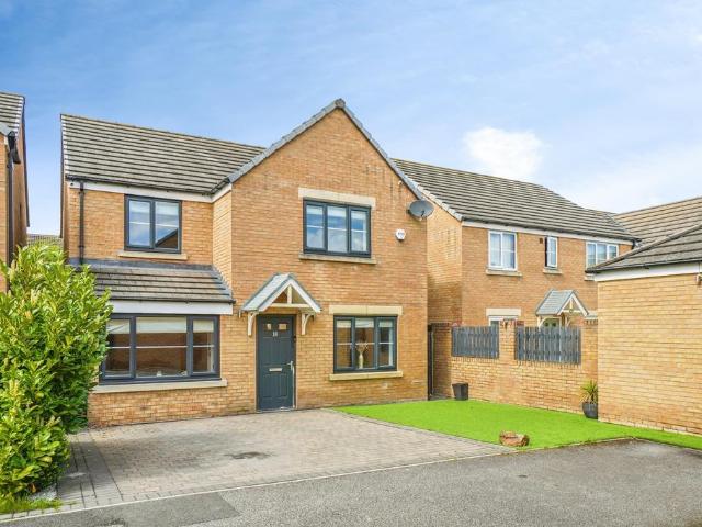 House for sale in Whinmoor, West Yorkshire