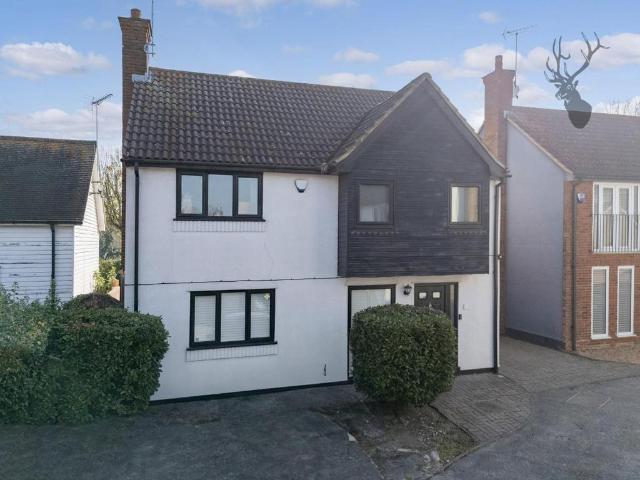 House for sale in Lambourne, Epping