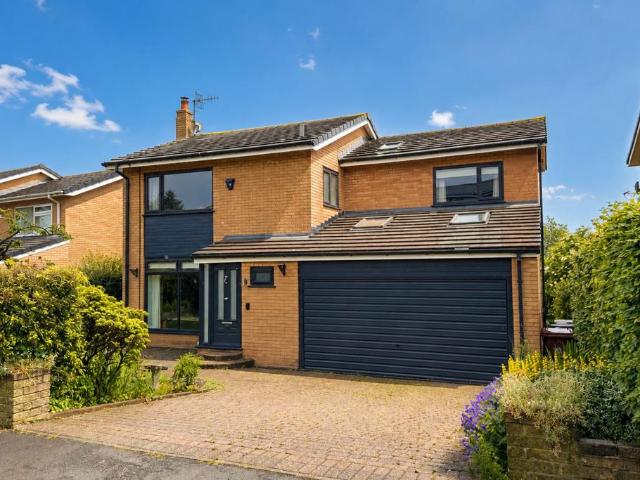 House for sale in Old Glossop, Charlesworth