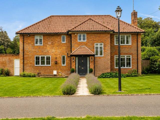 House for sale in Headley, Pachesham Park