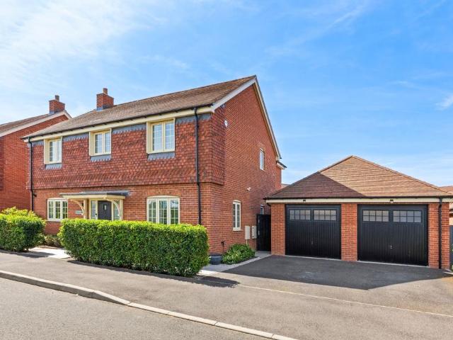 House for sale in Aston Clinton, Buckinghamshire