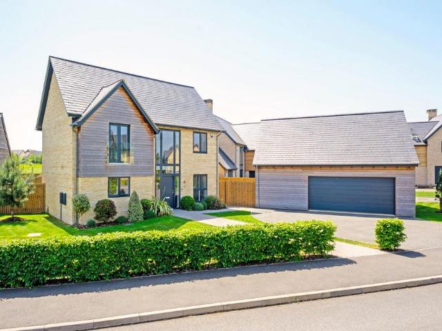 House for sale in Priors Hall Park, Weldon