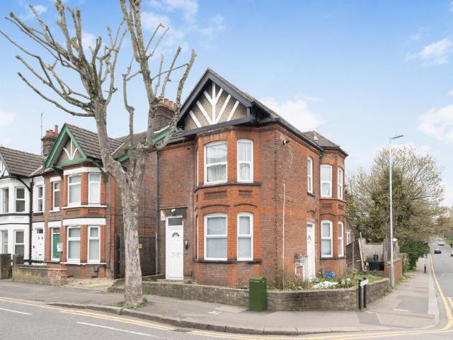 House for sale in Spring Park, Luton