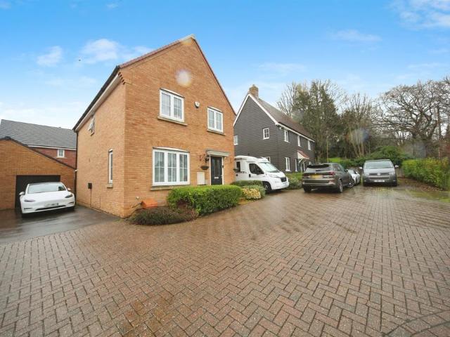 House for sale in Woodside Estate, Houghton Regis