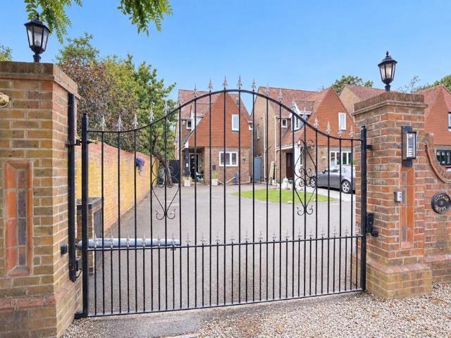 House for sale in Gidea Park, Greater London