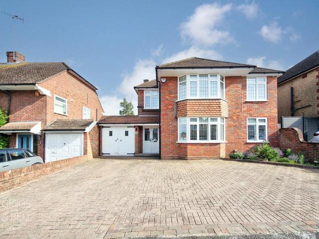 House for sale in Spring Park, Luton