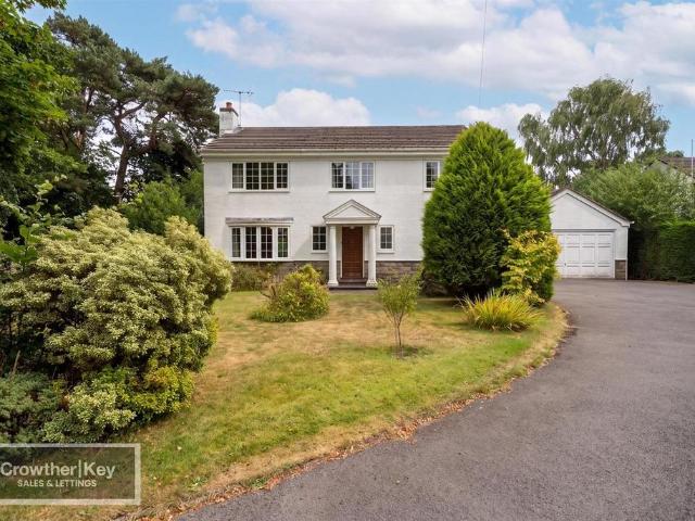 House for sale in Charlesworth, East Midlands