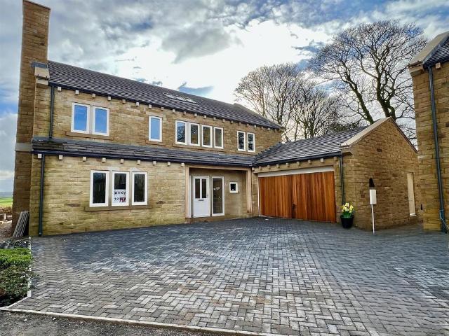 House for sale in Farnley Tyas, West Yorkshire