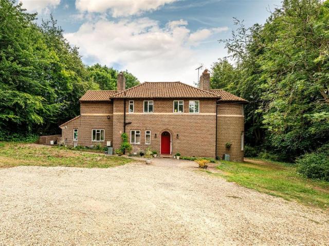 House for sale in Totteridge, Buckinghamshire