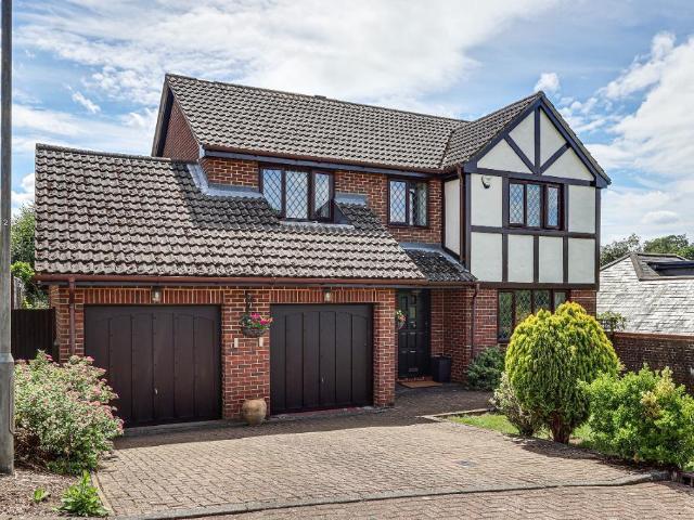 House for sale in Hillview, Surrey