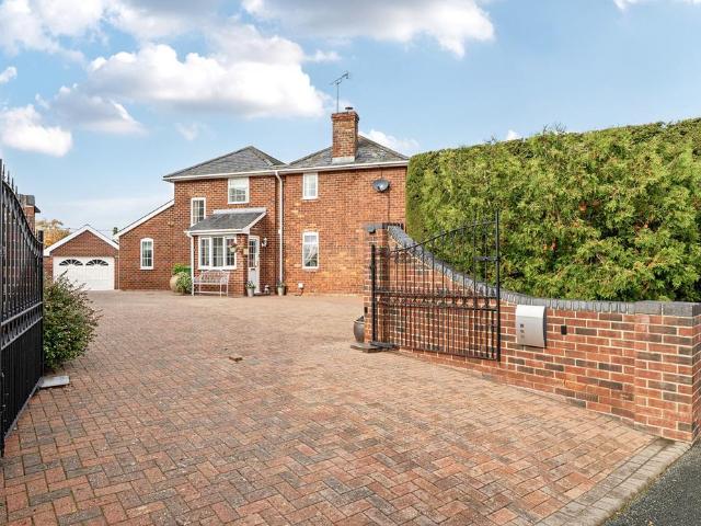 House for sale in Crookhill, Worcestershire