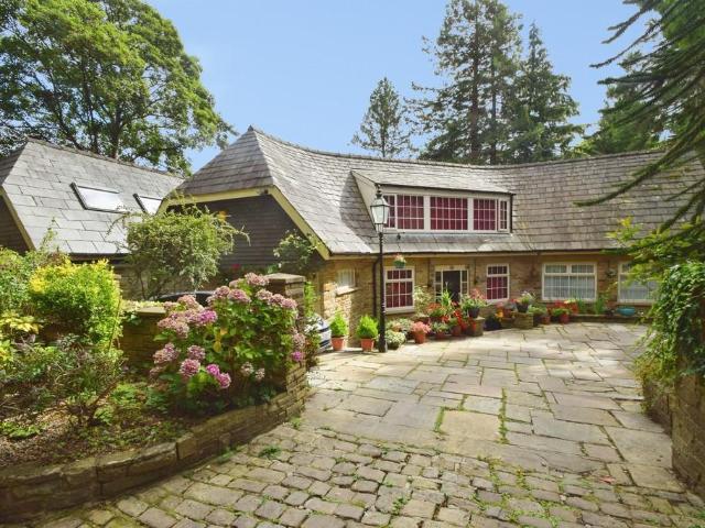 House for sale in Frizinghall, West Yorkshire