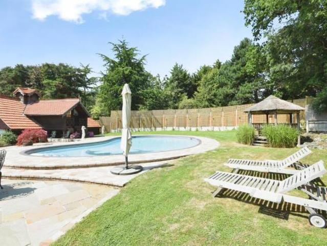 Farm for sale in Pilgrims' Hatch, Navestock Side