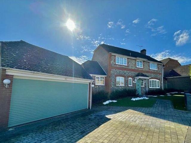 House for sale in Heol-las, Surrey