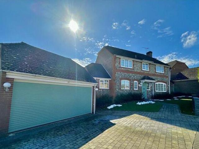 House for sale in Heol-las, Surrey