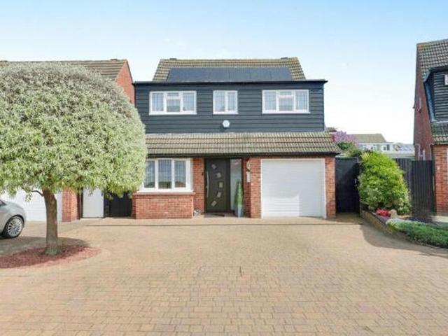 House for sale in Laindon, Essex