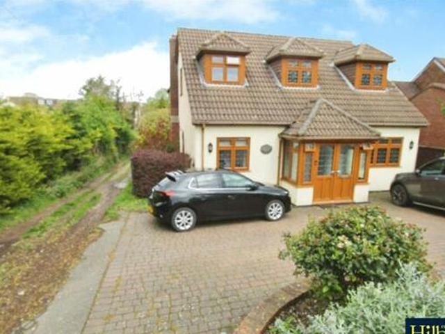 House for sale in Pilgrims' Hatch, Brentwood