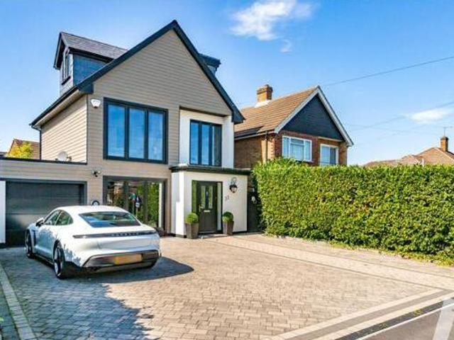 House for sale in Pilgrims' Hatch, Brentwood