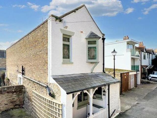 House for sale in Upton, Acol