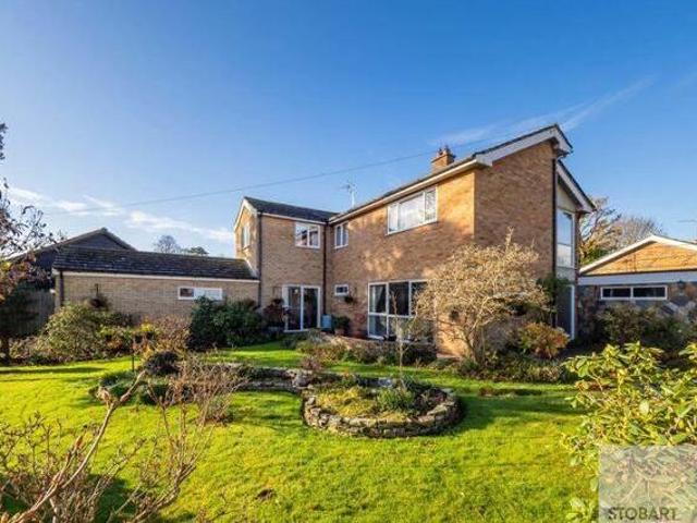 House for sale in Charlesworth, East Midlands