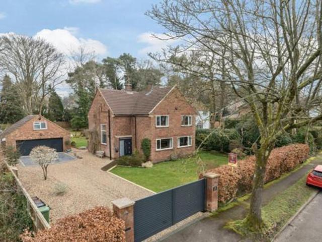 House for sale in Heol-las, Surrey