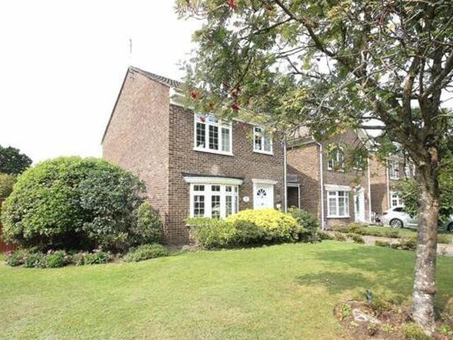 House for sale in Heol-las, Surrey