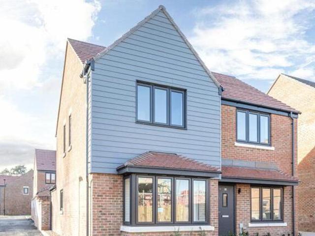 House for sale in Chertsey, Runnymede