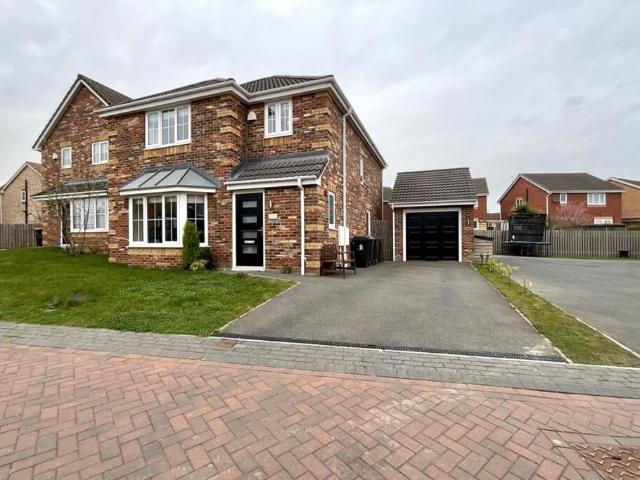Farm for sale in Aston