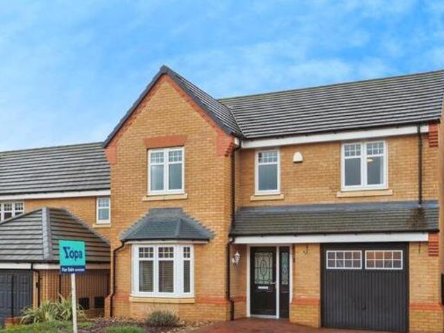 House for sale in Huddersfield, West Yorkshire