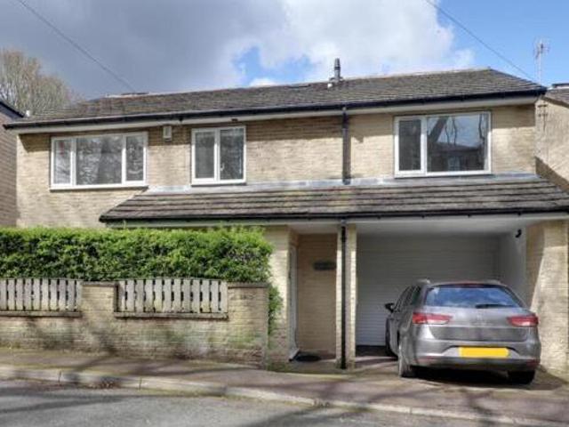 House for sale in Huddersfield, West Yorkshire