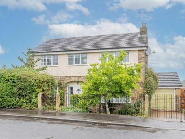 House for sale in Huddersfield, West Yorkshire