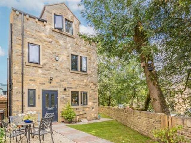 House for sale in Huddersfield, West Yorkshire