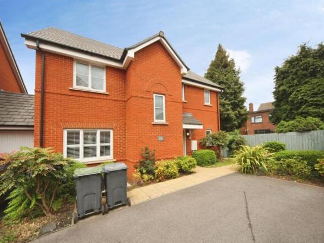 Property for sale in Spring Park, Luton