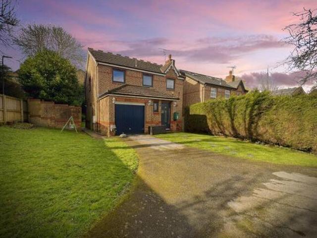 House for sale in Farsley, West Yorkshire