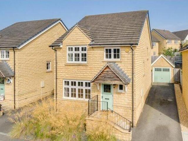 House for sale in Tranmere Park, Guiseley