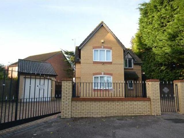 House for sale in Luton