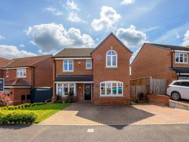House for sale in Mapplewell, South Yorkshire