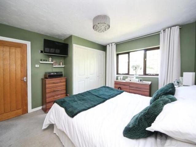 Property for sale in Spring Park, Luton