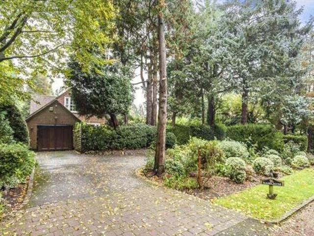 House for sale in Little Stanmore, Greater London
