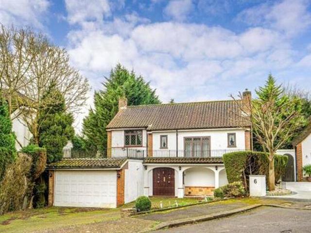 House for sale in Little Stanmore, Greater London