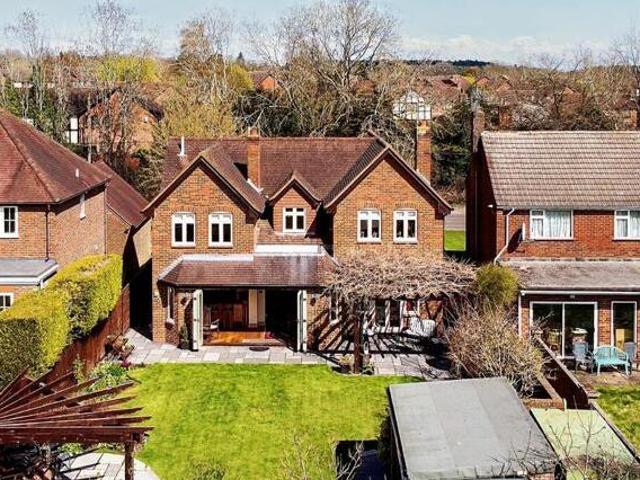 House for sale in Heol-las, Surrey