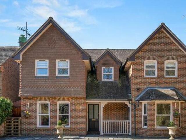 House for sale in Heol-las, Surrey