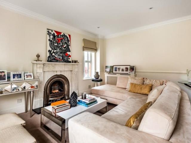 House for rent in Row Town, Surrey