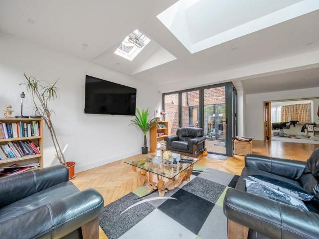 House for rent in Royal Borough of Kingston upon Thames, Greater London