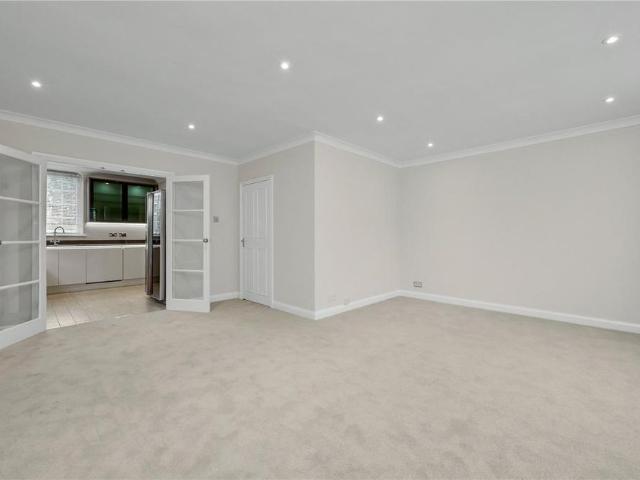 House for rent in Heol-las, Surrey