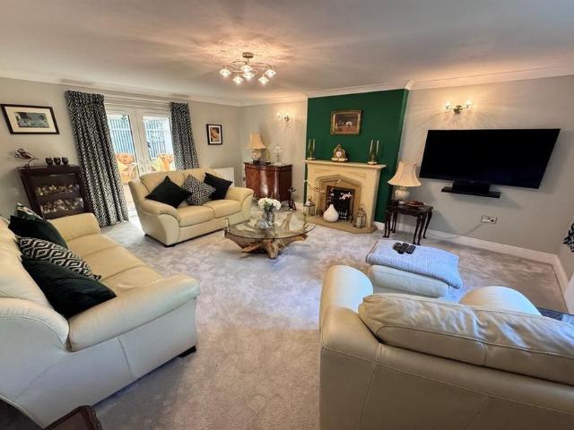 House for rent in Charlesworth, East Midlands