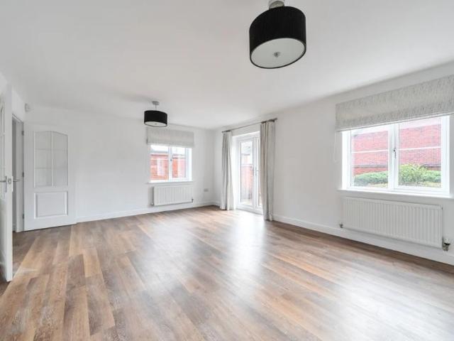 House for rent in Whitnash, Green Close