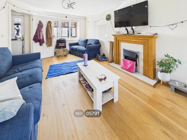 House for rent in Featherstone, Streethouse