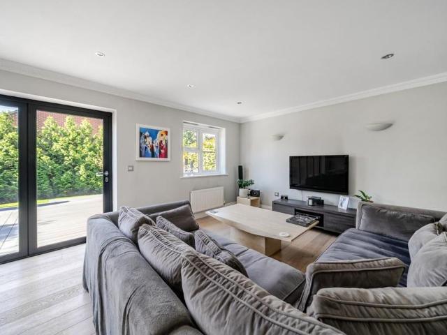 House for rent in Trumps Green, Runnymede