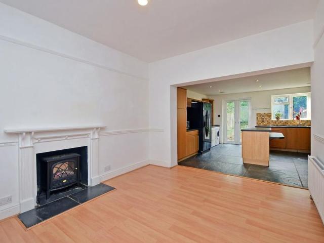 House for rent in Heol-las, Surrey